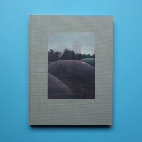 Südturm

Südturm veröffentlicht Fotobücher und Magazine in kleinen Editionen, die sich mit der Vergänglichkeit der Industrie, Veränderung und der städtischen Peripherie auseinandersetzen. Foto: Alexander Fröde, Copyright 2021