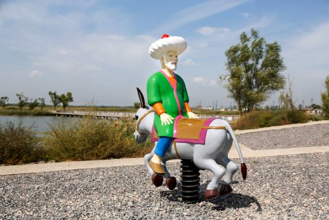 Slavs and Tatars
Molla Nasreddin the antimodern, 2012
Fiberglas, Lackfarbe, Stahl
180 × 180 × 80 cm
Installation view at Yinchuan Biennale, 2016