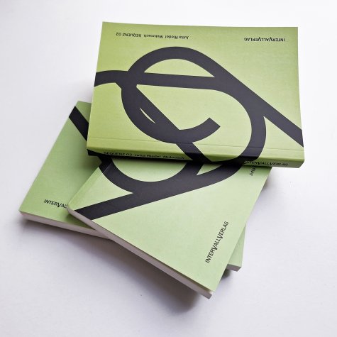 Intervallverlag
Literatur. Kunst. Klang. Das sind die drei weit ausgreifenden Territorien, die der 2021 in Köln gegründete INTERVALLVERLAG exploriert. Dabei interessieren uns gerade die Zwischenräume, Intervalle, Überschneidungen dieser Areale. Metaphern, die Ungesehenes zur Sprache bringen.