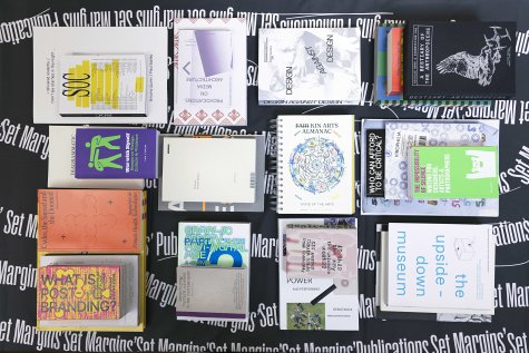 Set Margins’ publications

Set Margins wendet kreativ die kulturpolitischen Aspekte von Inhalt, Form und Stil an und setzt sich kritisch mit diesen auseinander, um Bewusstsein zu schaffen. Die Publikationen von Set Margins stärken die Stimmen marginalisierter kultureller Anliegen.