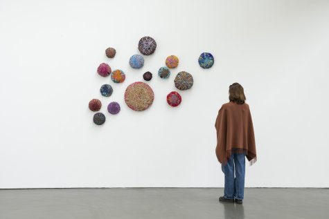 Sheila Hicks
Embedded Enrobed Knowledge of the Age, 2024.
Natural and synthetic fibers
Courtesy the artist 
© VG Bild-Kunst Bonn, 2024
Photo: Katja Illner