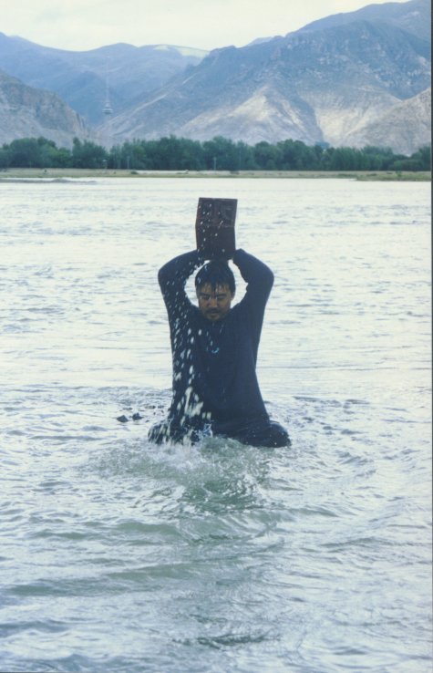 SONG Dong 
Stamping the water, 1996
Fotografie, jede 120 × 80 cm 
© SONG Dong, Courtesy of Pace Beijing