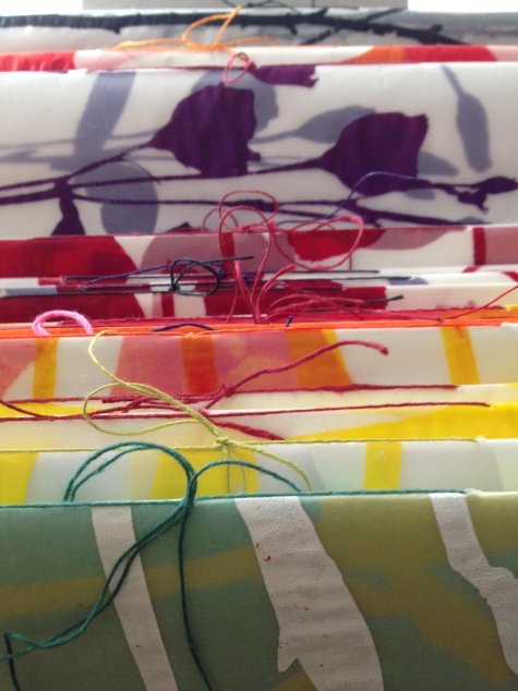 Tilia Papyrum
Gudrun Linde arbeitet in ihrer Manufaktur mit handgeschöpften Papieren, Buntpapieren und Textilien, bindet aus ihnen Bücher, stellt Collagen her und bedruckt sie mit unterschiedlichen Drucktechniken. Ihre Unikatbücher, Buchobjekte und Drucke bilden ein vielfältiges Spektrum an lebendigen Arbeiten. Foto: © Tilia Papyrum