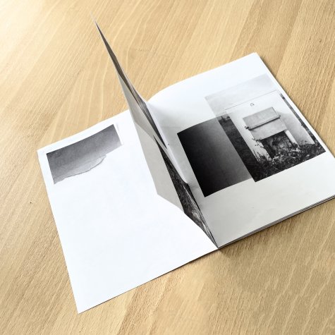 Universität Duisburg-Essen

The Institute for Art and Art Studies at the University of Duisburg-Essen presents student publications in the field of photography. From their photographic series, the students develop very individual realizations of hand-made photo zines in small editions. Photo: Klara Helen Böing