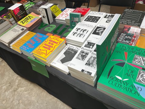 Valiz
Valiz ist ein unabhängiger internationaler Verlag für zeitgenössische Kunst, Theorie, Kritik, Design, Typografie und städtische Angelegenheiten. Unsere Bücher bieten kritische Reflexion, interdisziplinäre Inspiration und stellen oft eine Verbindung zwischen kulturellen Disziplinen und sozioökonomischen Fragen her.