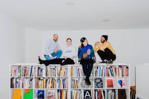 Verlag Kettler

Unser Programm zeichnet sich durch ein vielfältiges Spektrum aus. Neben populären Titeln bieten wir zahlreichen jungen und noch unbekannten Künstler*innen eine verlegerische Plattform. Unsere Bücher beleuchten gesellschaftsrelevante Fragestellungen ebenso wie Nischenthemen. Foto: Victoria Jung