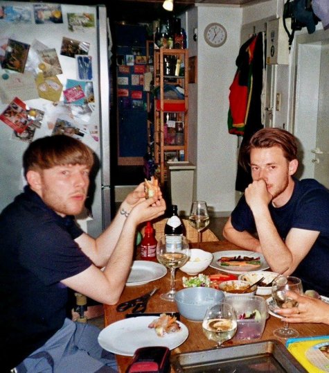 Zwei Personen sitzen am Esstisch