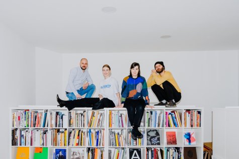 Verlag Kettler
Einen Steinwurf vom Dortmunder U entfernt und in Reichweite zu unserer hauseigenen Druckerei, verbindet der Verlag Kettler ambitionierte Verlagsarbeit mit technischer Perfektion. Rund um die Themen Kunst, Foto und Architektur verlegen wir Bücher von aufstrebenden Newcomern und etablierten Namen. Foto: © Victoria Jung