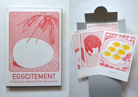 VON WEIT HER (GEHOLT)

Die Arbeiten des Bremer Künstlerinnenduos VON WEIT HER orientieren sich am Alltäglichen und der Popkultur. Durch subtile Eingriffe und absurden Humor erhalten die uns vertraut erscheinenden Darstellungen einen neuen Blickwinkel. Mit am Stand: Wurststicker, Bastelbögen, Druckgrafik uvm. 