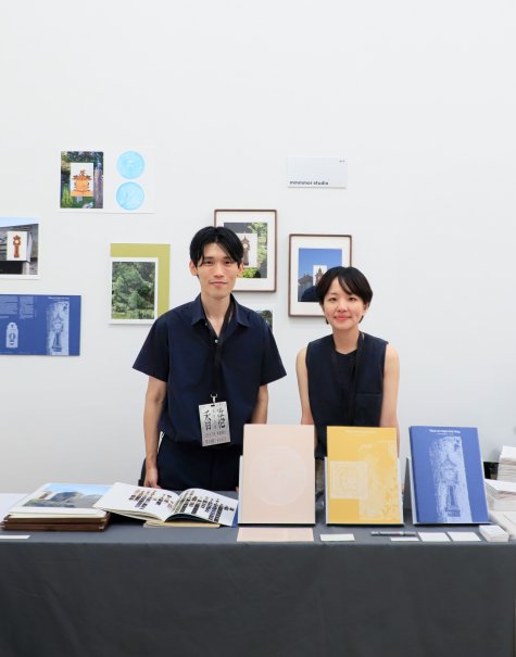 Wai Lun Hsu, Lai Ping So / mmmmor studio

Die bildenden Künstler*innen Wai Lun Hsu und Lai Ping So arbeiten als Kollektiv zusammen und gründeten das mmmmor Studio. Ihre Arbeit konzentriert sich auf Künstler*innenbücher und künstlerische Forschung und untersucht Themen wie Geschichte, Sprachen, Machtverhältnisse und Zensur.