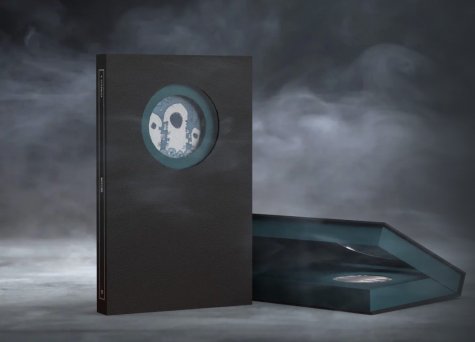 Zwei Bücher umgeben von Rauch