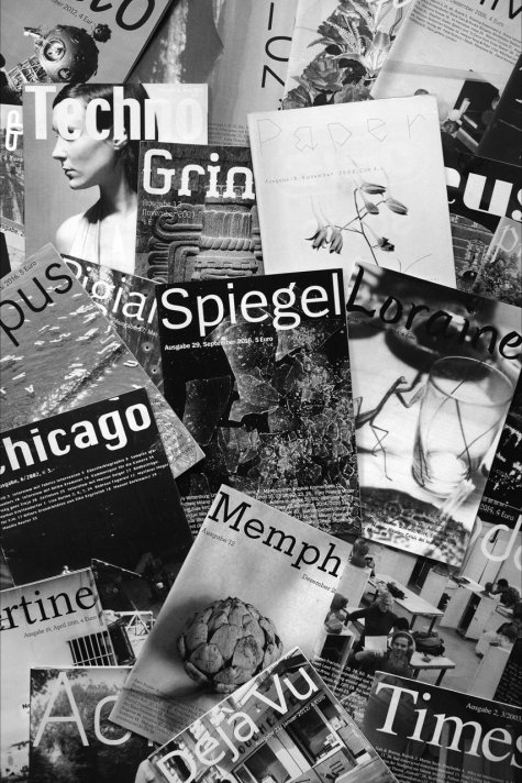 ztscrpt feat. Pole Pole Press
Bereits seit 2002 produzieren die befreundeten Künstler*innen Christian Egger, Christian Kosmas Mayer, Yves Mettler, Magda Stützer-Tóthová, Ruth Weismann und Alexander Wolff eine Zeitschrift als unabhängige, internationale Publikation zur zeitgenössischen Kunst, Theorie und Gesellschaft. Jede Ausgabe ist in einer anderen Schrift gedruckt und trägt deren Namen als Titel. >> www.ztscrpt.net / polepolepress.wordpress.com Foto: © Yves Mettler